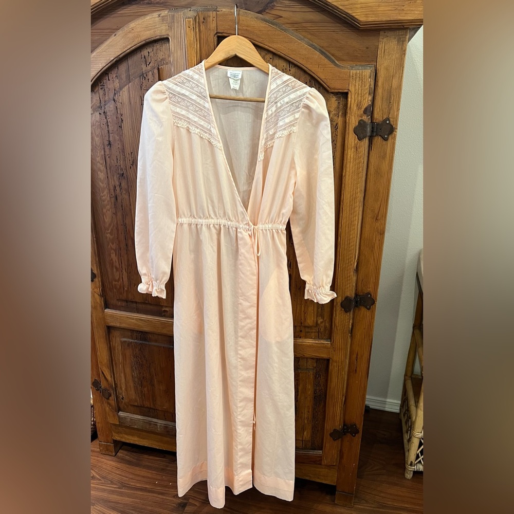 Vintage 80’s lightweight Thin Night Robe With Lace Trim